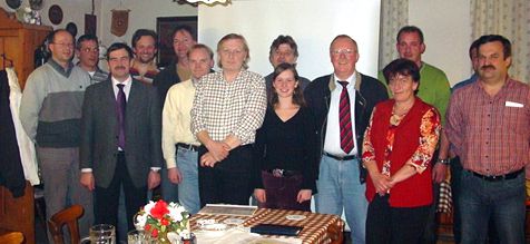 Gründungsmitglieder und Vorstandschaft des Fördervereins Fahrradmuseum mit  1. Vorsitzenden Oliver Lamecker (Mitte), 2. Vorsitzenden Hans Hruschka (rechts), Schriftführerin Andrea Lamecker (4. v. r.), Schatzmeister Luise Enderlein (2.v.r.) und Bürgermeister Mühlbauer (3.v.l.)